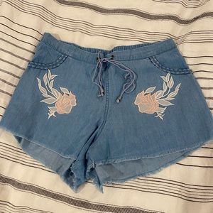 Chambray shorts with floral embroidery